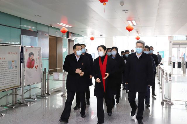 市領(lǐng)導(dǎo)至車站走訪慰問和疫情防控、保供應(yīng)保安全保暢通工作督查