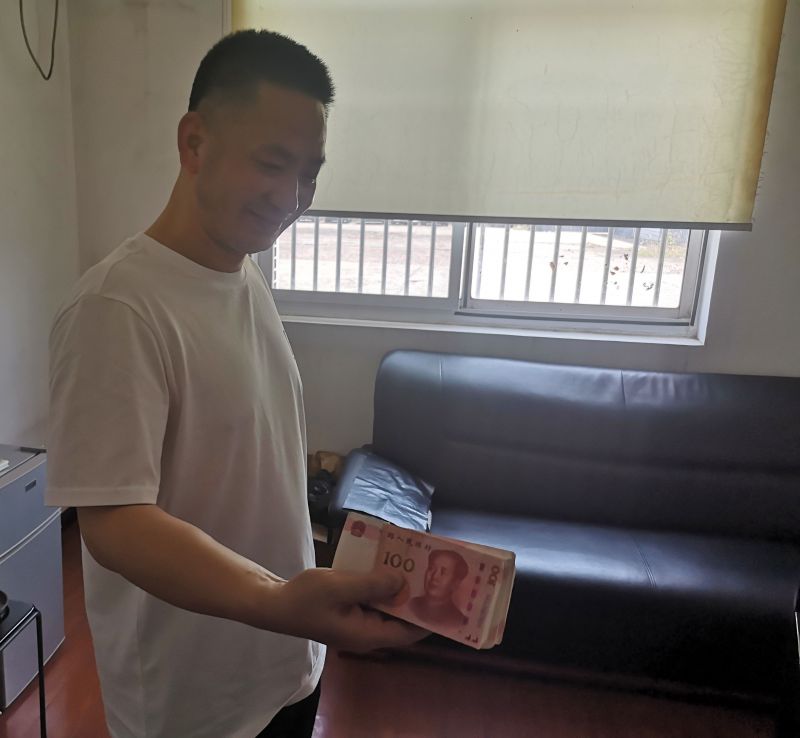 點贊！拾金不昧好的哥 萬元現(xiàn)金物歸原主