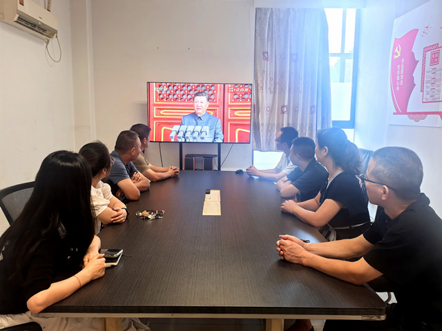 4常運(yùn)集團(tuán)物產(chǎn)經(jīng)營公司組織職工在會(huì)議室集中收看紀(jì)念中國人民抗日戰(zhàn)爭暨世界反法西斯戰(zhàn)爭勝利80周年閱兵式直播2_副本